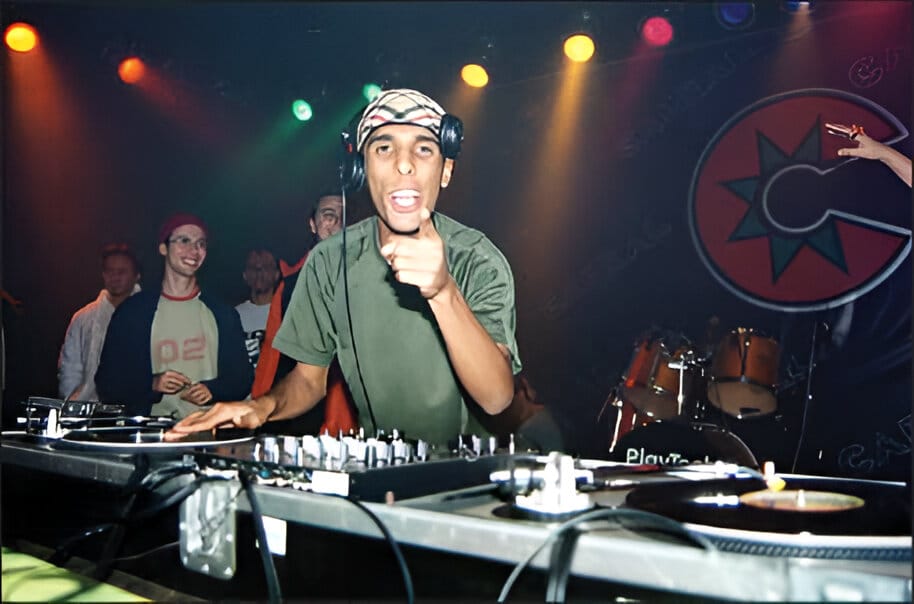 O ano era 1999 e o DJ Patife fazia isso no vale do Anhangabaú.