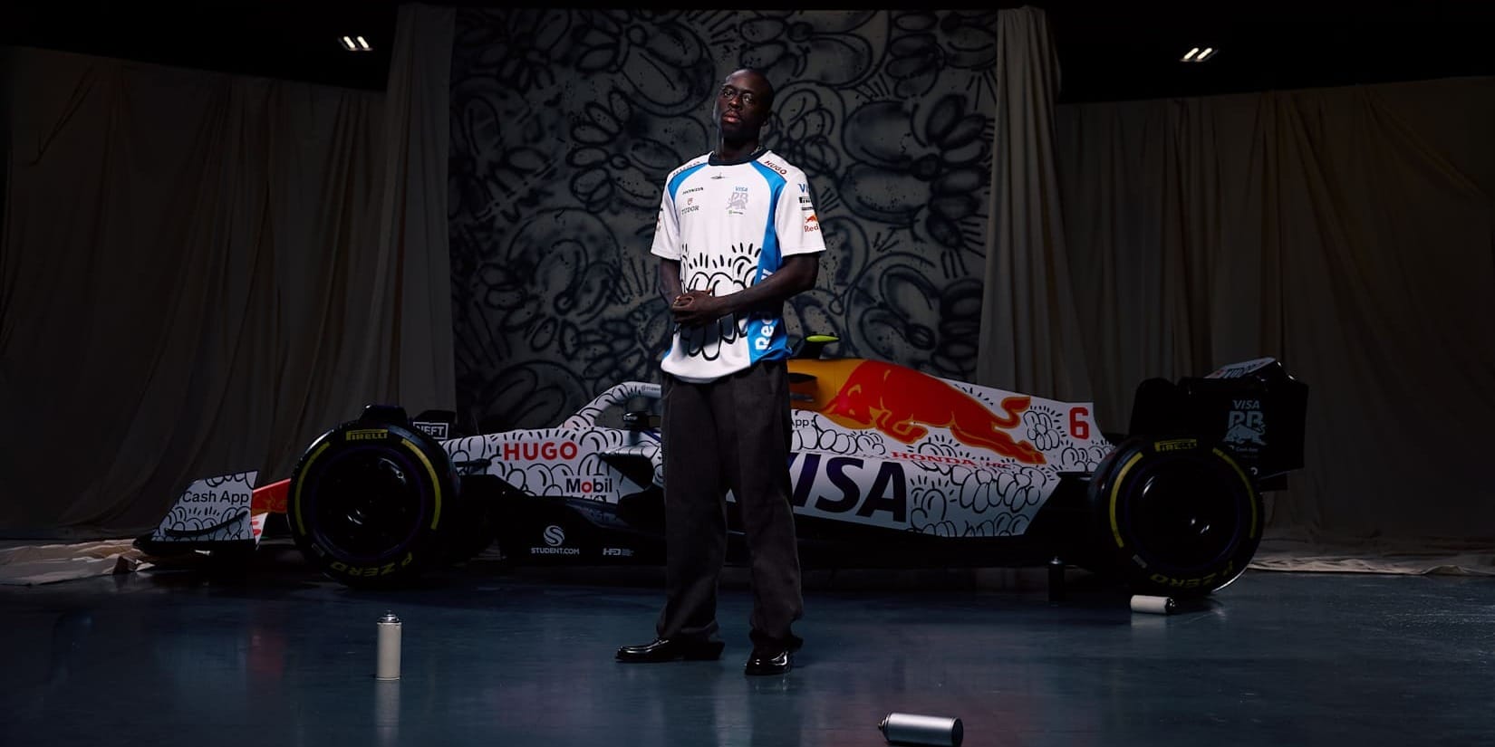 Olaolu Slawn se torna o primeiro artista do mundo a ter sua obra em um carro de Fórmula 1.